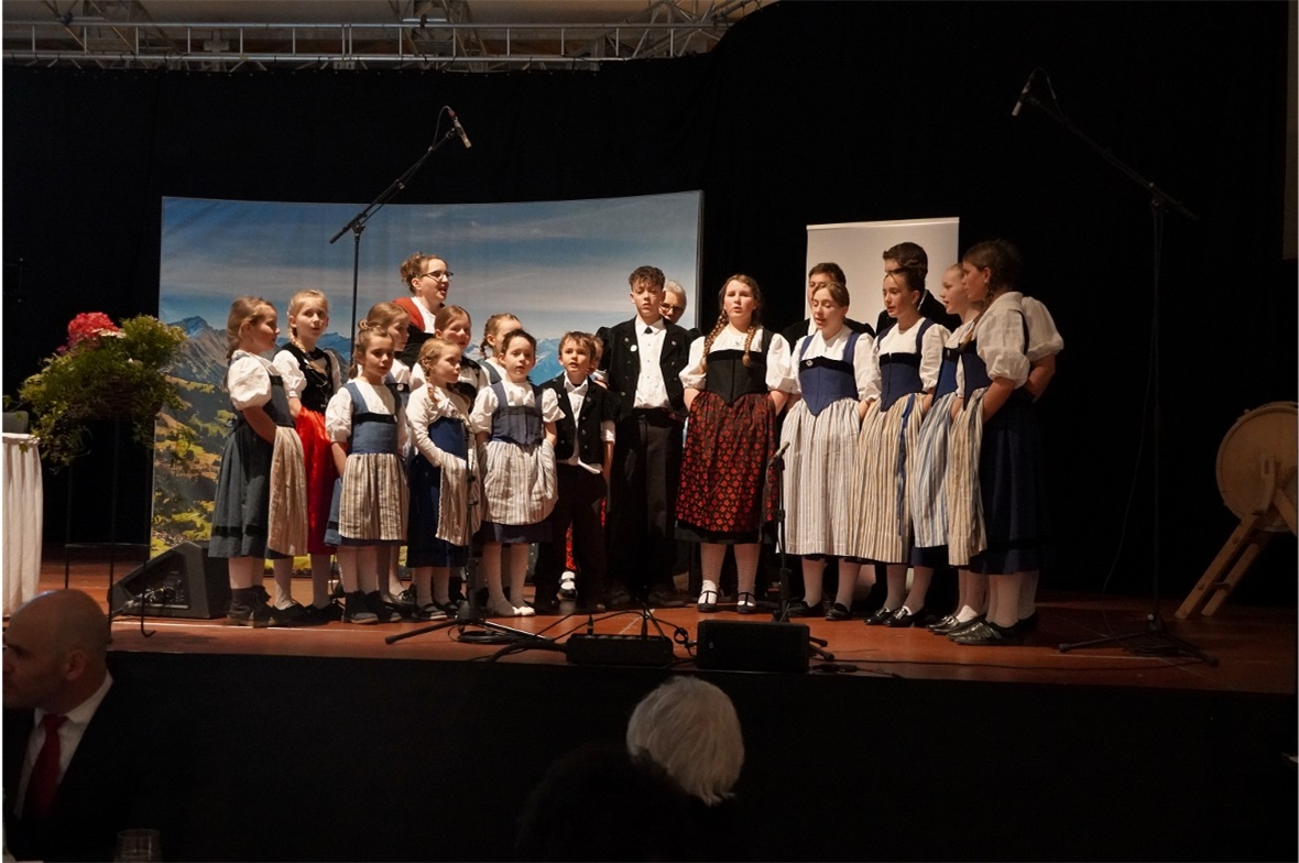 Die Jungjodlergruppe Saanenland unter der Leitung von Barbara Kohli umrahmten di...