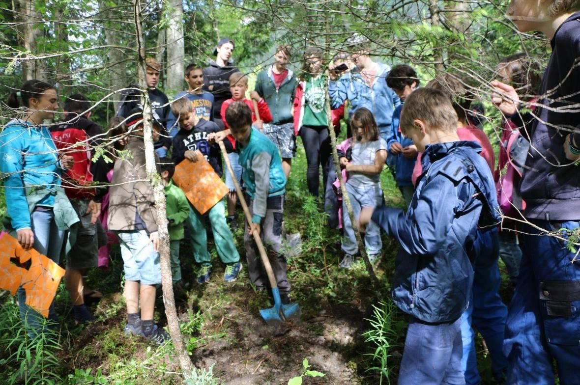 Die Jungschärler und Jungschärlerinnen sind alle gespannt darauf, was im Schatz zu finden ist.