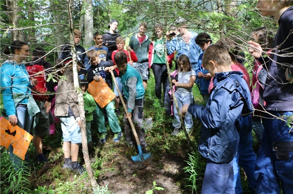 Die Jungschärler und Jungschärlerinnen sind alle gespannt darauf, was im Schatz zu finden ist.