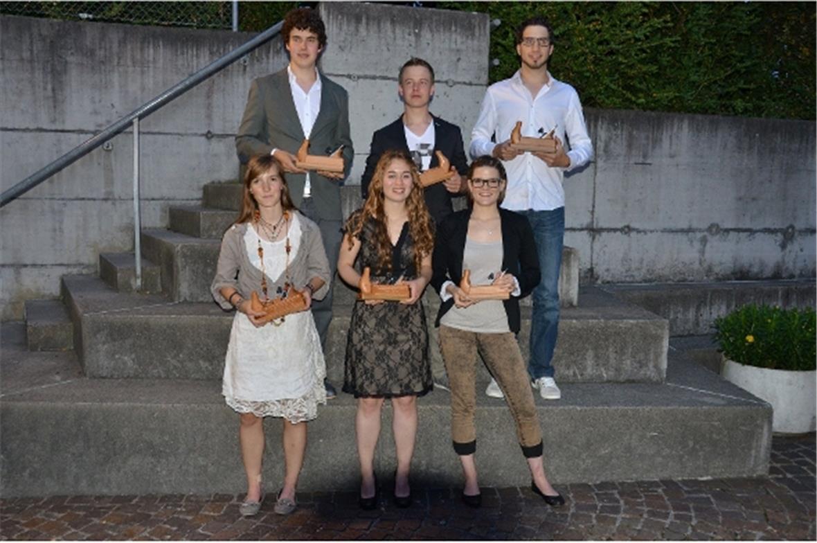 Die Jungschreiner mit sensationeller Note 5.4 bis 5.8 erhielten einen Hobel: hinten v.l: 5.8 Luca Niederhauser, 5.4 Cédric Rufener, 5.5 Fabian Rieben. vordere Reihe v.l: 5.7 Ursina Reusser, 5.5 Petra Wyss und Bettina Graf