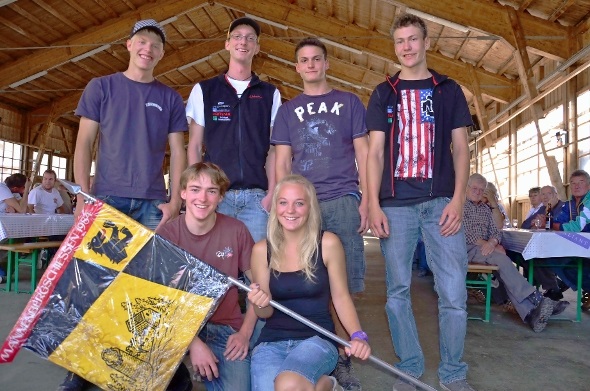 Die Jungschützengruppe «Kamikaze» Lenk holte sich die 1984er Standarte. Von links Philipp Zbären, Philipp Ziörjen, Adrian Ziörjen und Remo Schläppi. Kniend: Simon Beetschen und Cindy Schmid.
