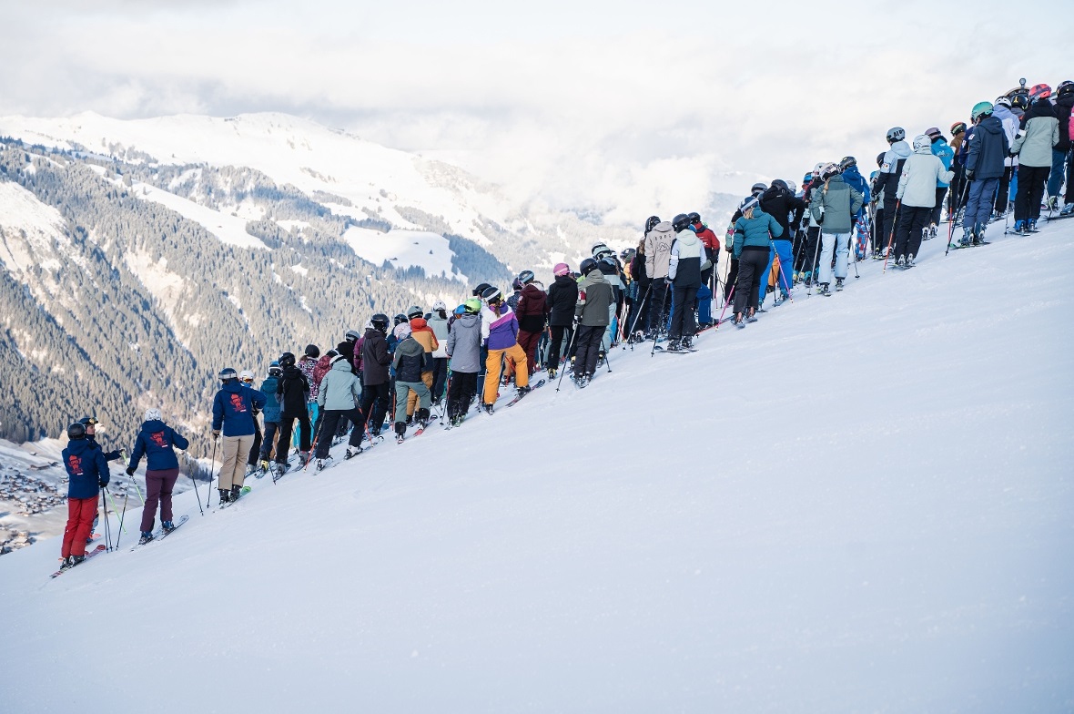 Die Juskila-Teilnehmenden unterwegs im Lenker Skigebiet.