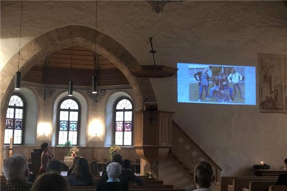 Die KUW-Schülerinnen und -Schüler der sechsten Klasse: Janine Müller, Tim Krebs, Silvan Perren sowie Celia Perren mit ihrer projizierten Bildergeschichte.