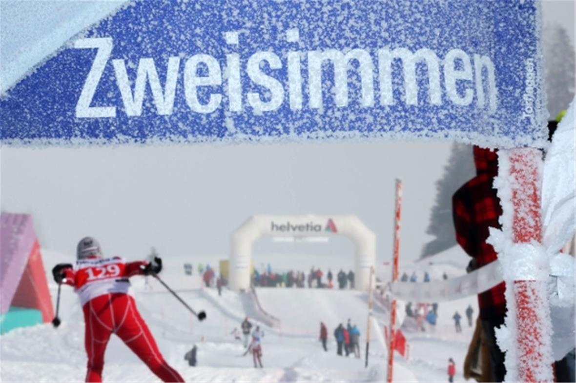 Die Kältewelle verschonte auch die JO-Meisterrennen im Langlaufzentrum Sparenmoos nicht: Der Zentralschweizer Dominik Estermann im Zielgelände.