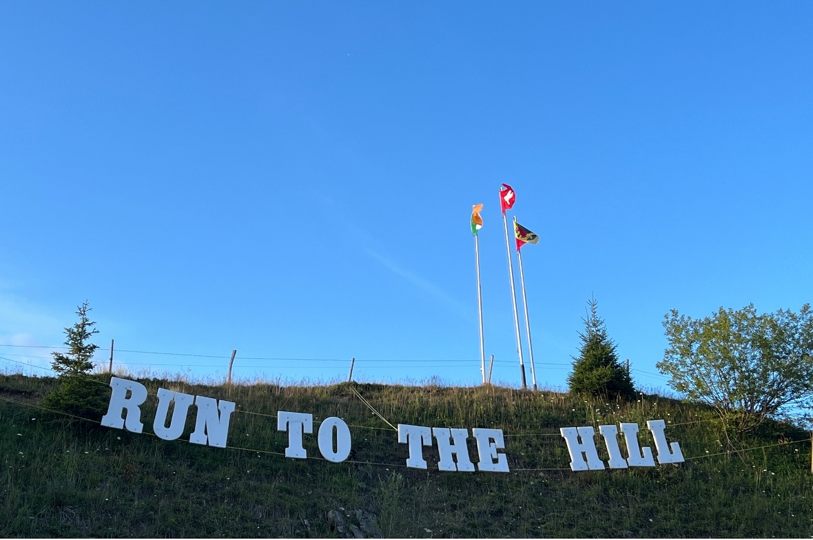 Die Kanonensaluts vermochten tatsächlich die Regenwolken kurzfristig ins Nirwana...