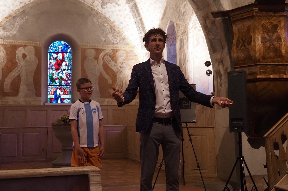 Die Kartentricks von Lionel beeindruckten nicht nur das junge Publikum, von dem er den einen oder die andere als Unterstützung für seine Zaubereien holte.