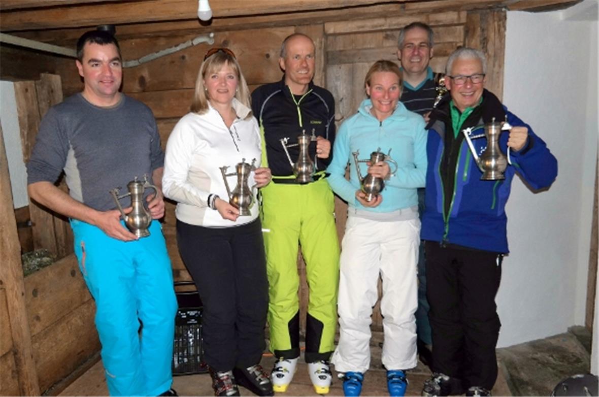 Die Kategoriensieger des Parlamentarier-Skirennens am Rinderberg mit Pokal: Thom...