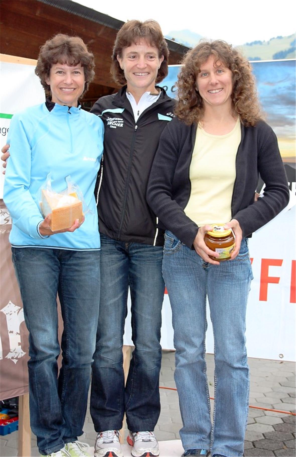 Die Kategoriensiegerinnen der Kategorie F40: Monika Knöri, Boltigen, Corinne Zeller, Weissenburg und Hadorn Judith, Fahrni.