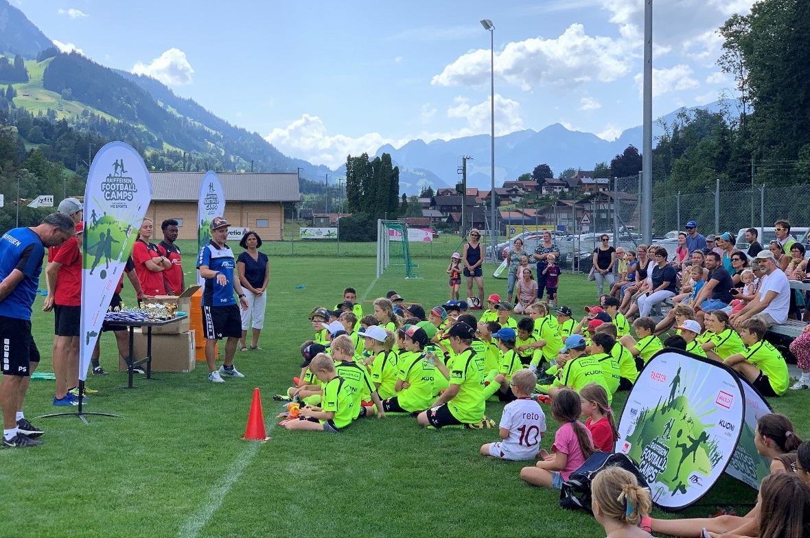 Die Kids hören gespannt zu bei der Siegerehrung.