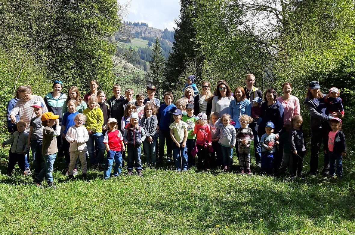 Die Kinder, Eltern sowie Leiterinnen und Leiter genossen den gemeinsamen, sonnigen Tag an der Burg Mannenberg.