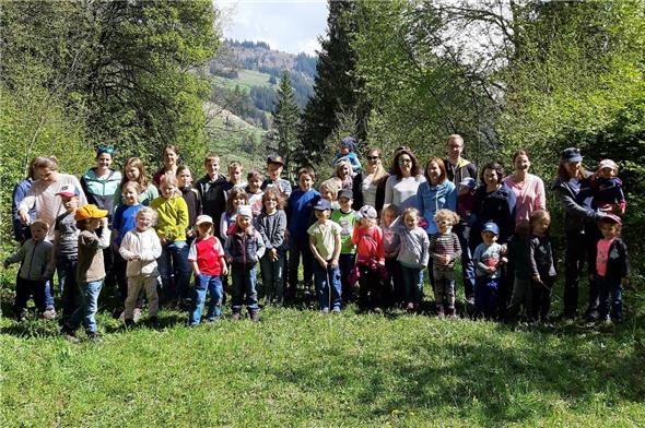 Die Kinder, Eltern sowie Leiterinnen und Leiter genossen den gemeinsamen, sonnigen Tag an der Burg Mannenberg.