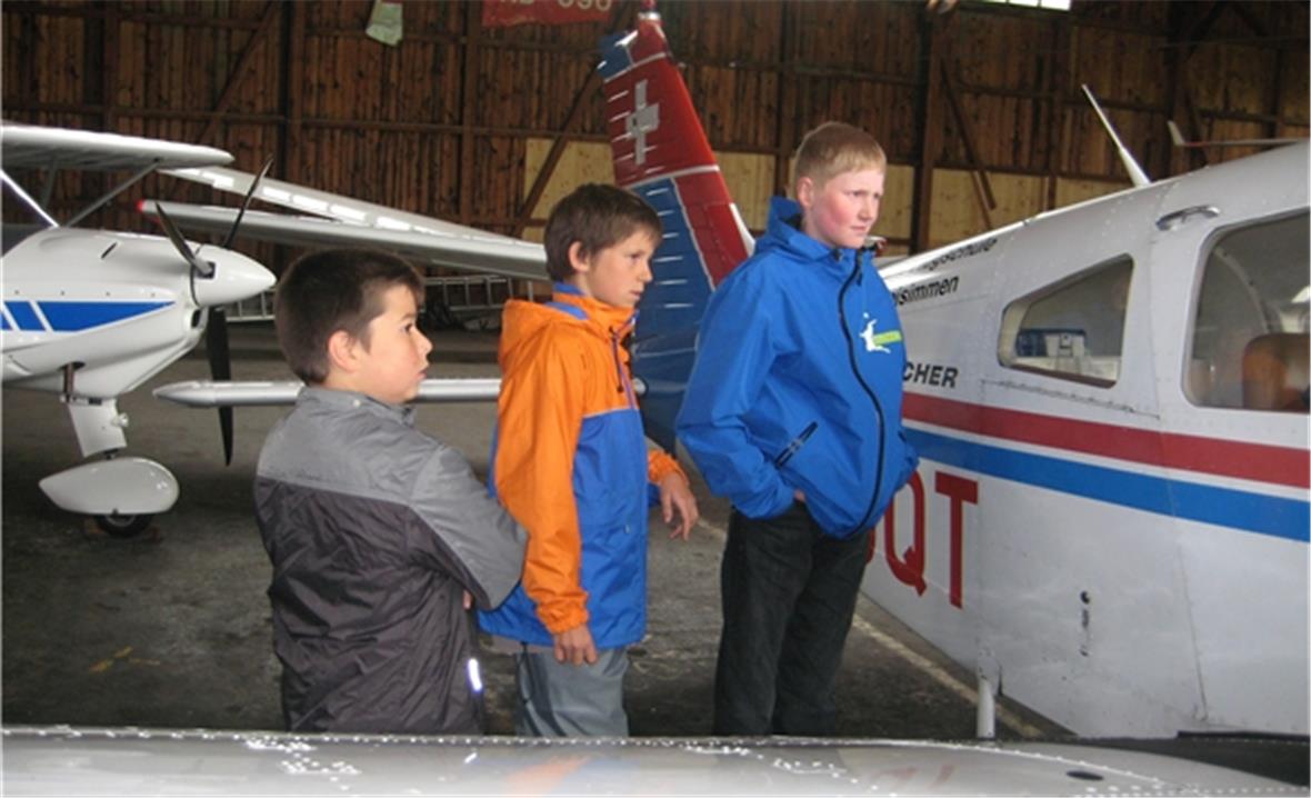Die Kinder beim Vorstellen des Flugzeugparks