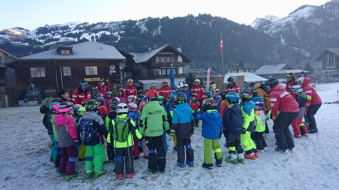 Die Kinder beim morgendlichen Skijodel.