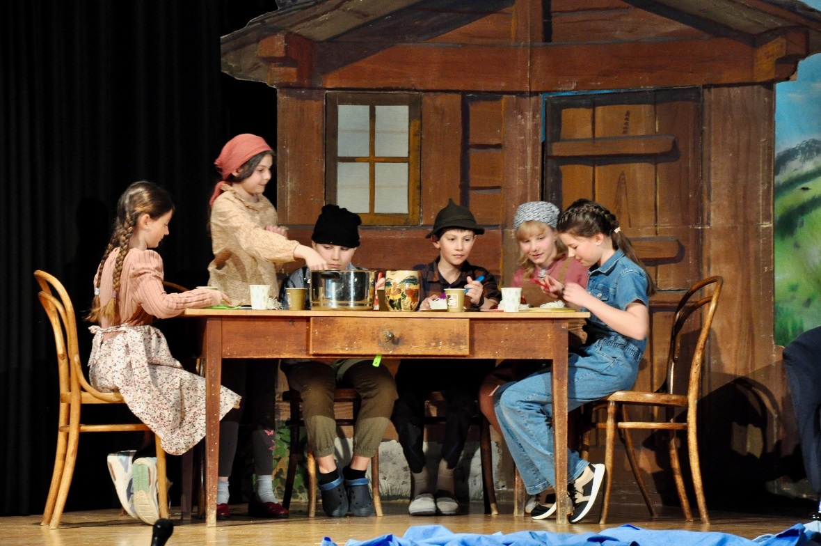 Die Kinder der 3. bis 6. Klasse begeisterten mit ihrer Schauspielkunst und Freude am Theater das Publikum.