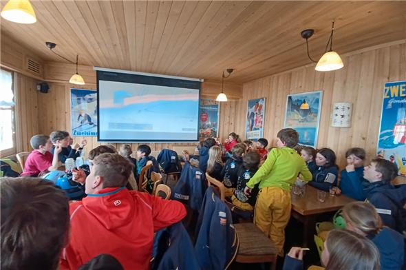 Die Kinder der JO Zweisimmen schauten im Derby den Sieg von Franjo.