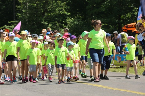 Die Kinder der Jugi Erlenbach schreiten hochmotiviert und freudig zu ihrem Einsatz am Jugendturntag in Reichenbach.