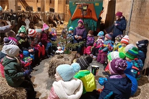 Die Kinder der Spielgruppe zogen mit ihren gebastelten Laternen durch das Dorf und hörten zum Abschluss eine Geschichte im Stall.