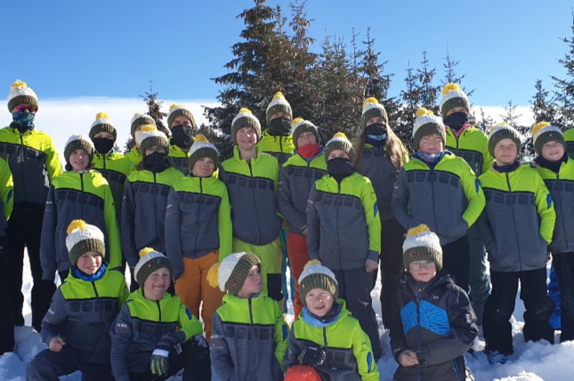 Die Kinder des Skiclubs Boltigen präsentieren mit ihren Leitern voller Freude den neuen Trainingspullover.
