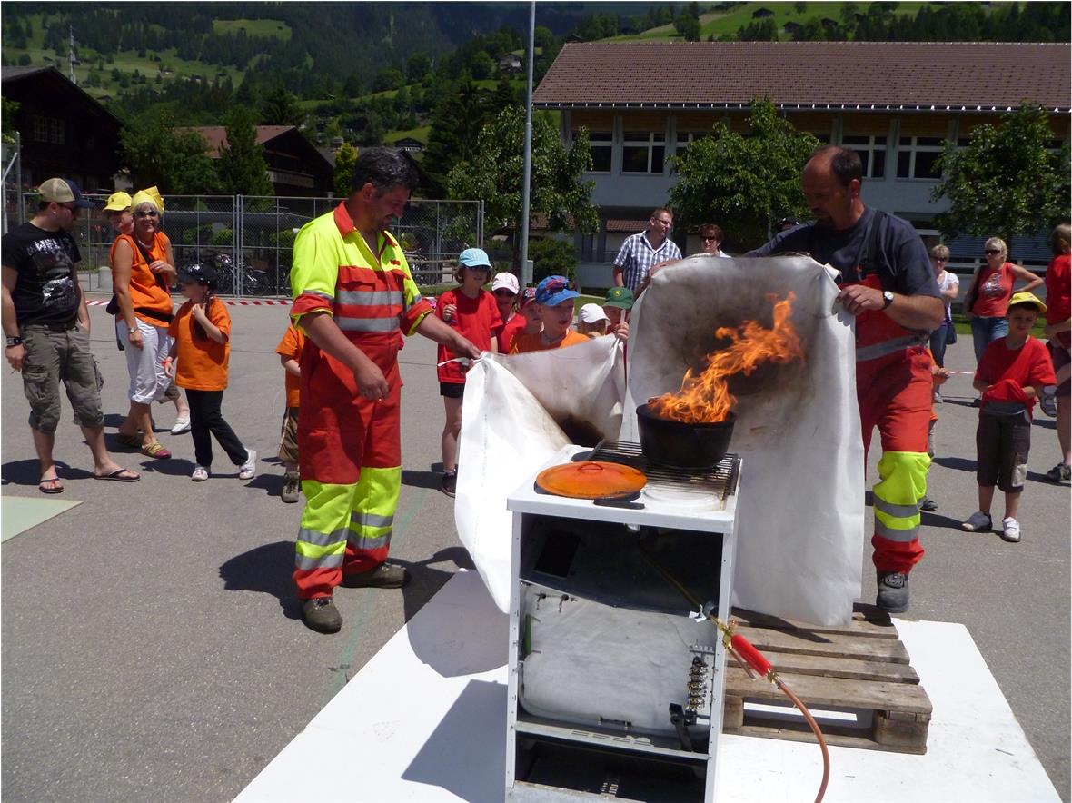 Die Kinder dürfen selber eine brennende Friteuse löschen – die Profis helfen dabei.