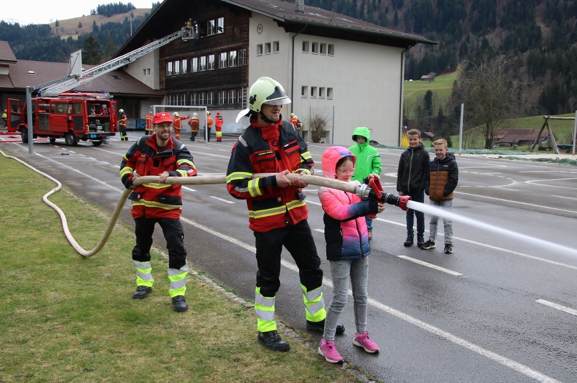 Die Kinder durften sich am Hohlstrahlrohr versuchen.