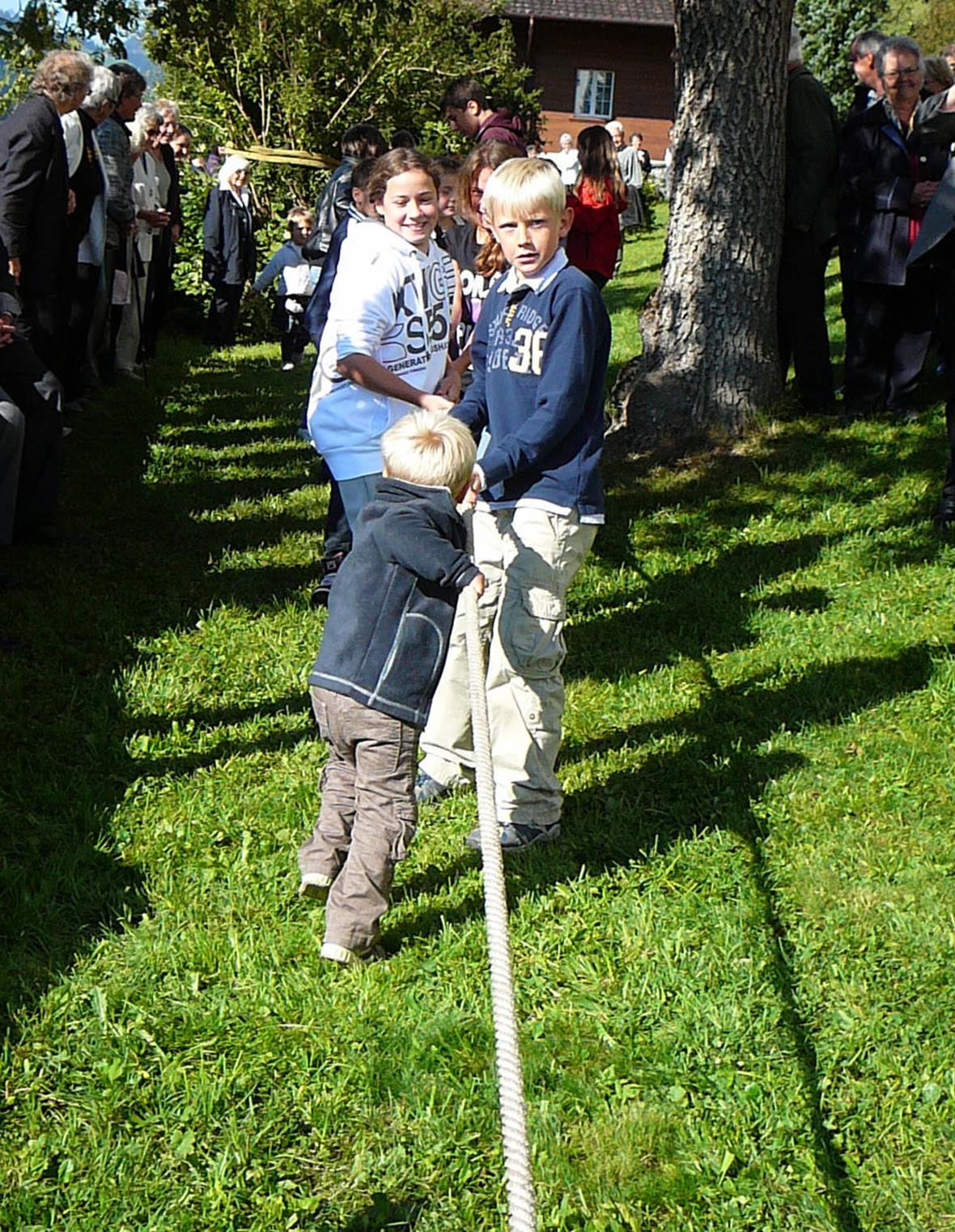 Die Kinder freuen sich am «Seilziehen».