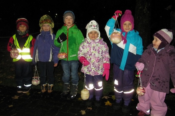 Die Kinder freuen sich auf den Räbeliechtli-Umzug.