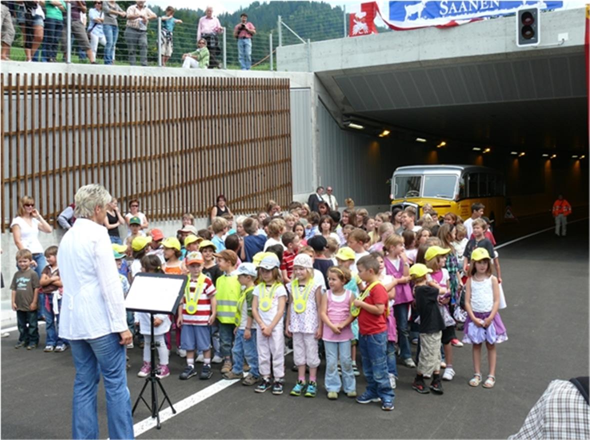 Saanen ist endlich vom Durchgangsverkehr befreit Die Kinder freuen sich besonders über die neue Umfahrung, denn jetzt kann auch wieder ungestört gespielt werden.