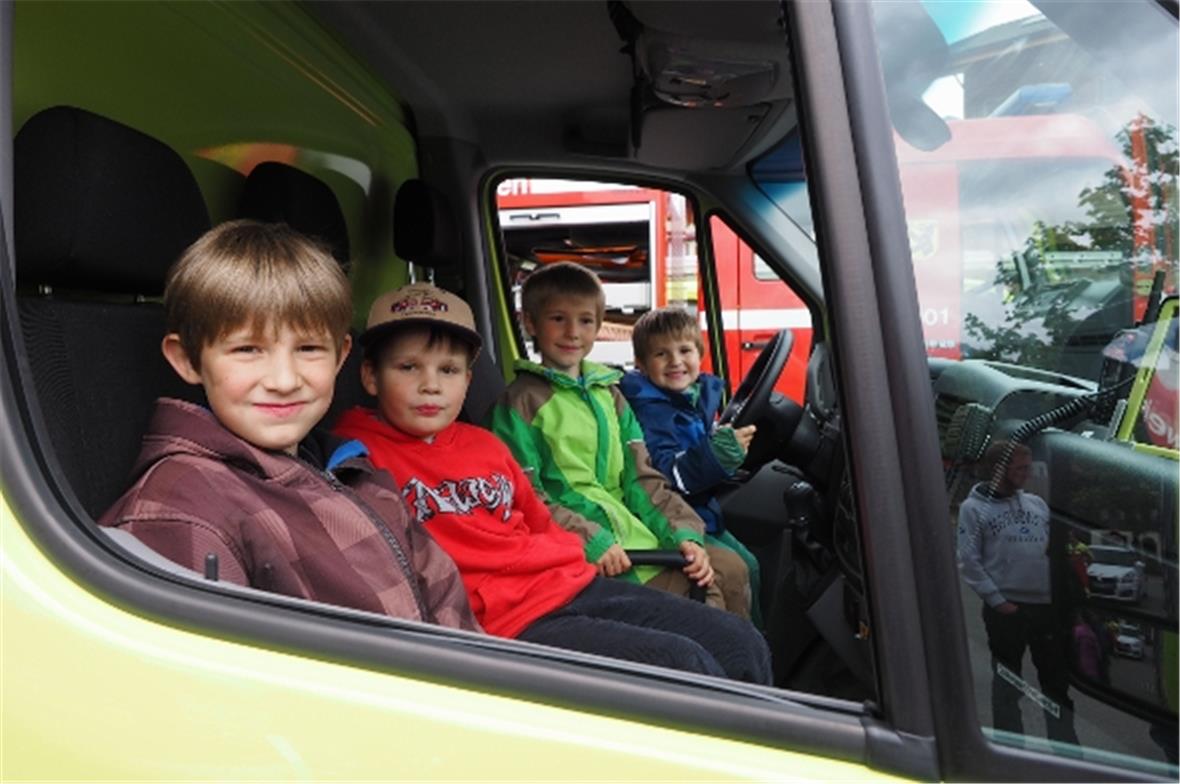 Die Kinder freuen sich im neuen Strassenrettungsfahrzeug vorne sitzen zu dürfen…