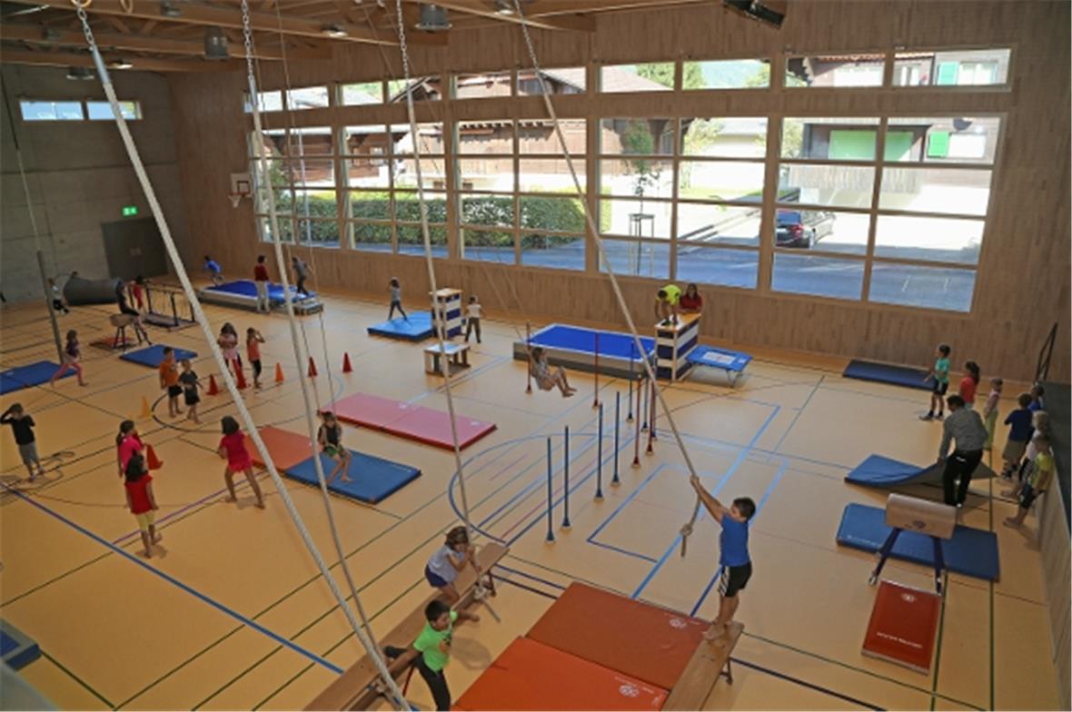 Die Kinder genossen die Turn- und Sportanlage in der neuen Mehrzweckhalle.