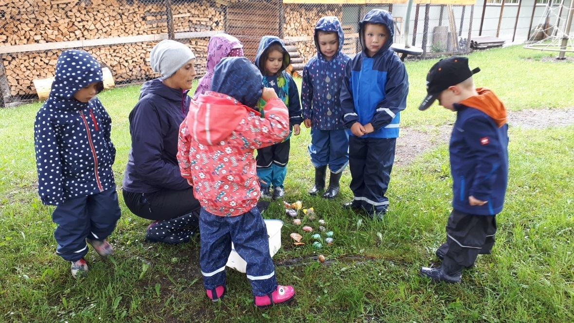Die Kinder haben alle Fische trotz Regen gefunden.