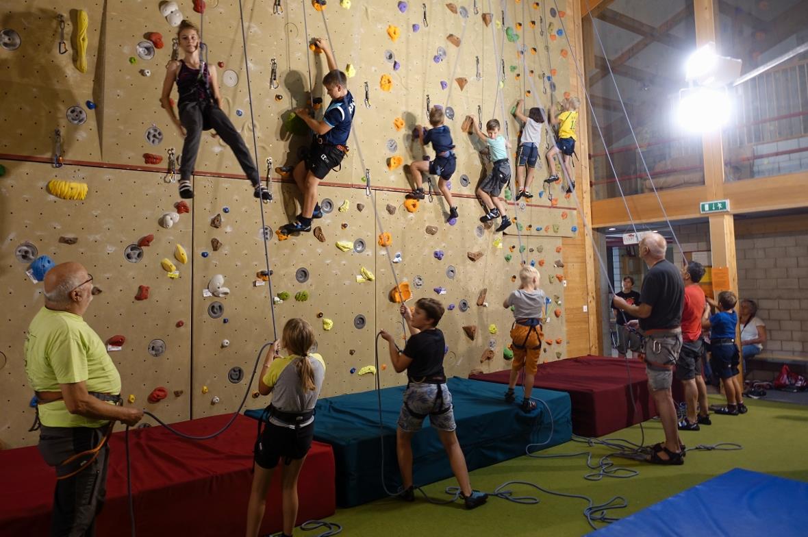Die Kinder hatten beim Schnupper-Klettern in der Sporthalle Wiriehorn allesamt den Plausch.
