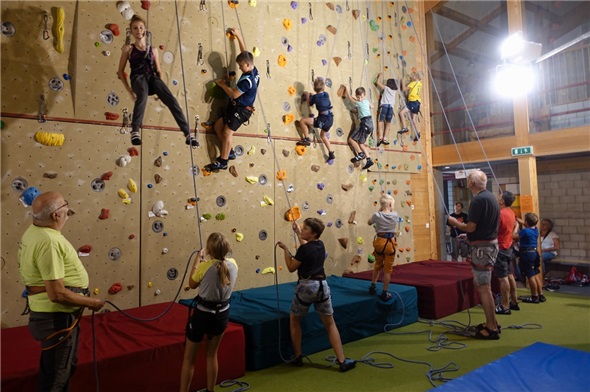 Die Kinder hatten beim Schnupper-Klettern in der Sporthalle Wiriehorn allesamt den Plausch.