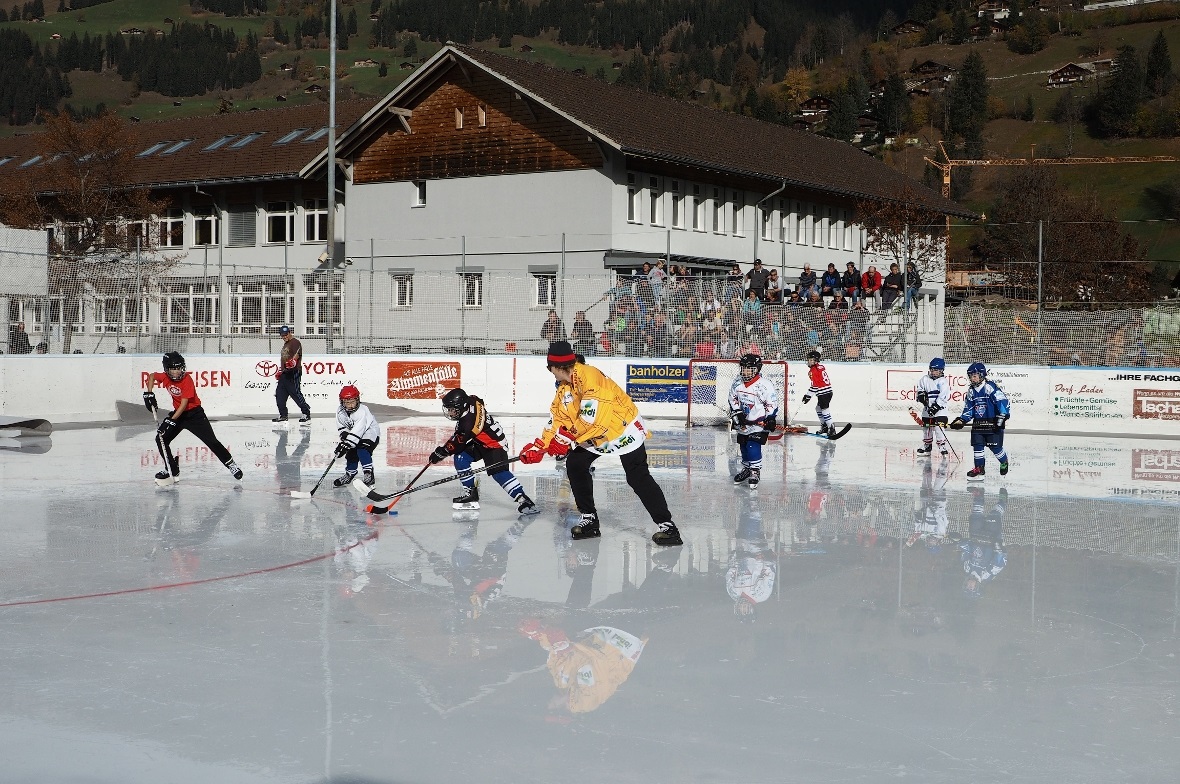Die Kinder kämpften vor einer beachtlichen Zuschauerkulisse zusammen mit dem Profi Jonas Hiller vom EHC Biel-Bienne um den Puck.