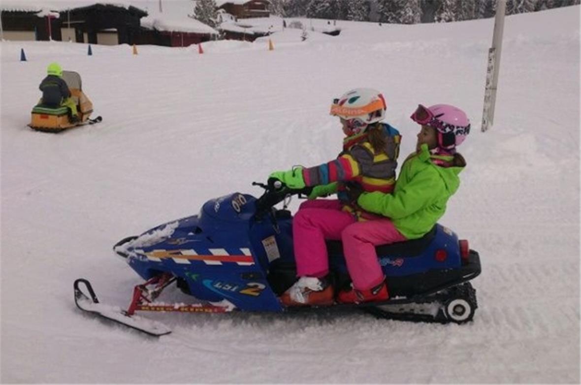 Die Kinder kurvten mit Freude auf den Mini-Schneetöff durch den Parcours.