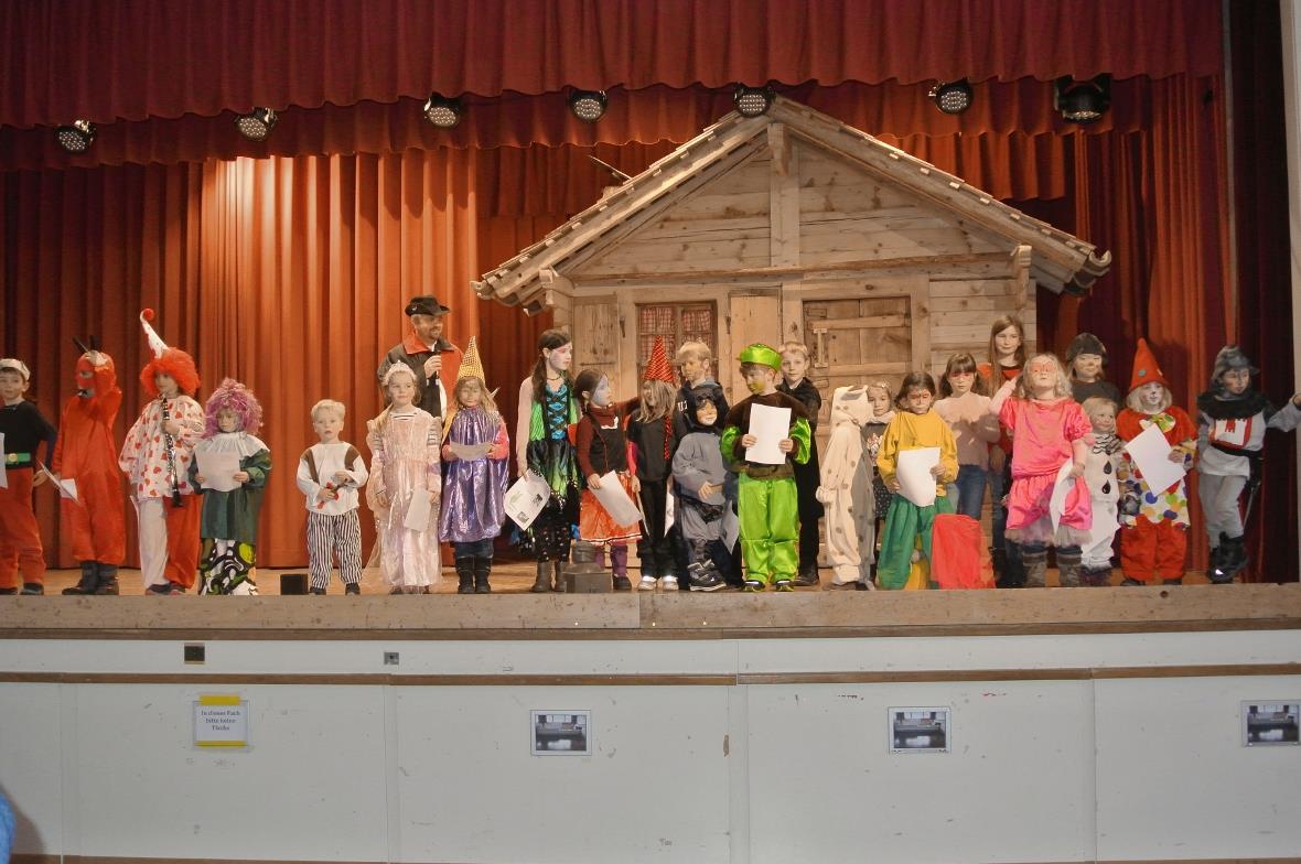 Die Kinder mit ihren Botschaften an die Zuhörer.