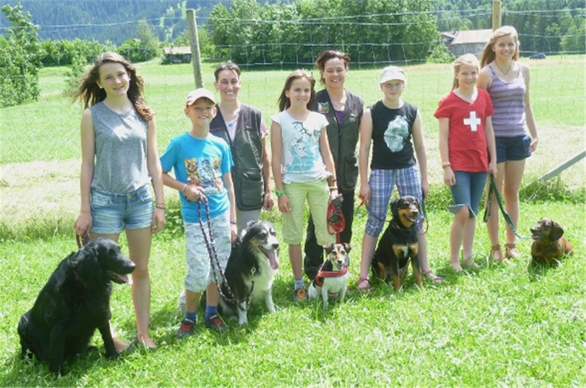 Die Kinder mit ihren Vierbeinern. Hinten Marianne Zwahlen (r) und Sonja Lempen (...