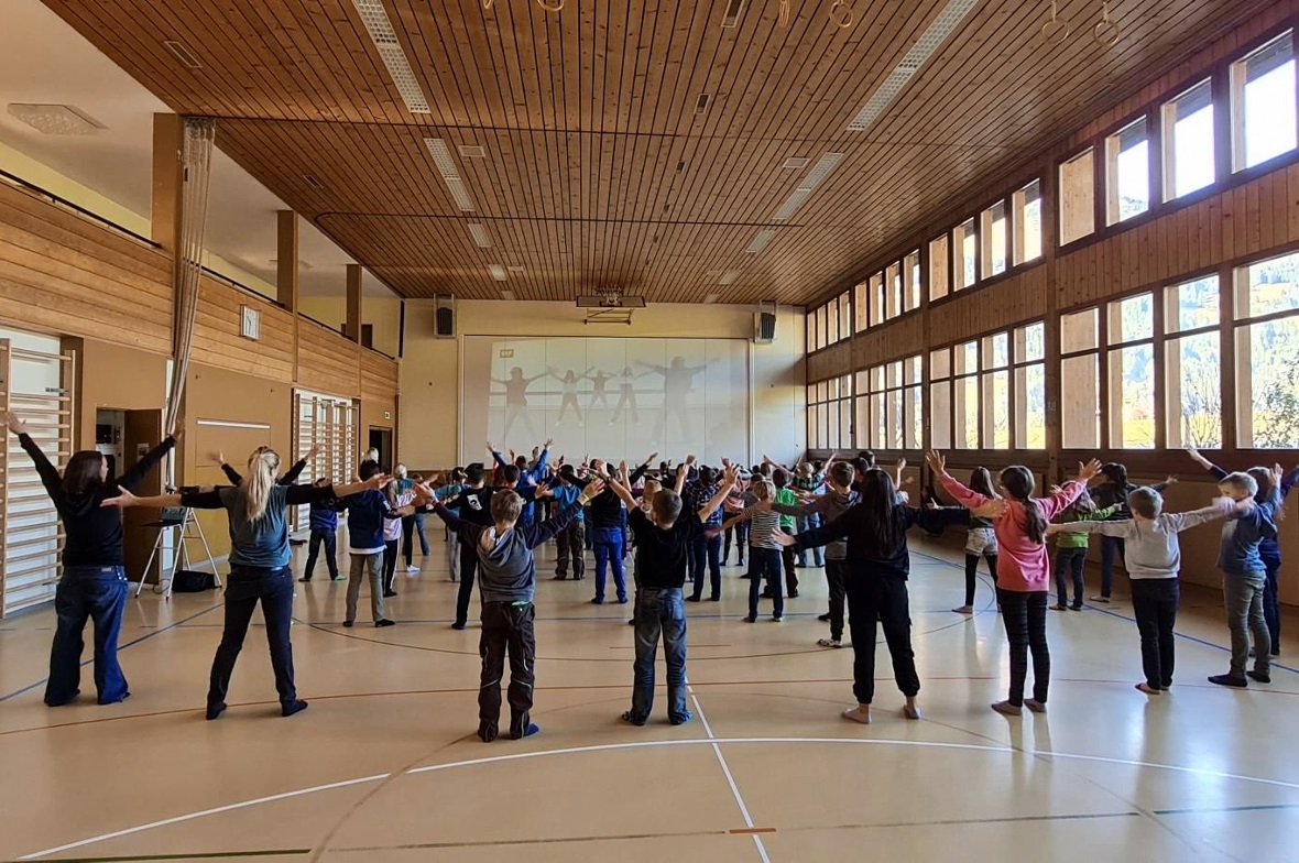 Die Kinder tanzten mit grosser Begeisterung zum Tutorial. Die meisten konnten die Tanzschritte jedoch auswendig.