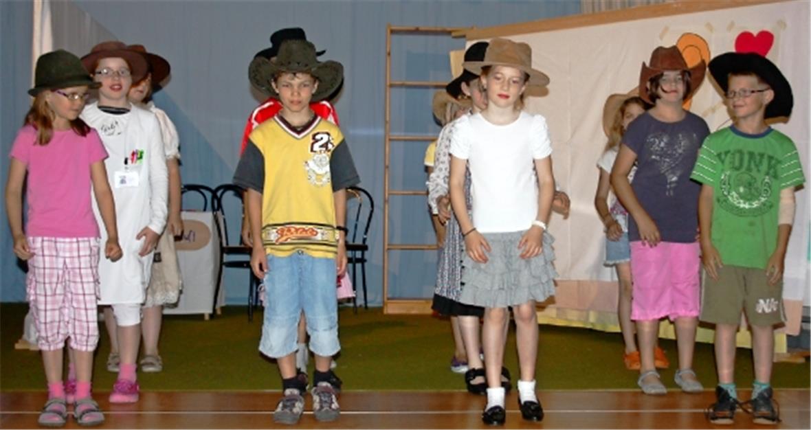 Die Kinder üben ihren Country-Line-Dance bei der Hauptprobe.
