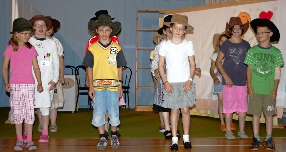 Die Kinder üben ihren Country-Line-Dance bei der Hauptprobe.
