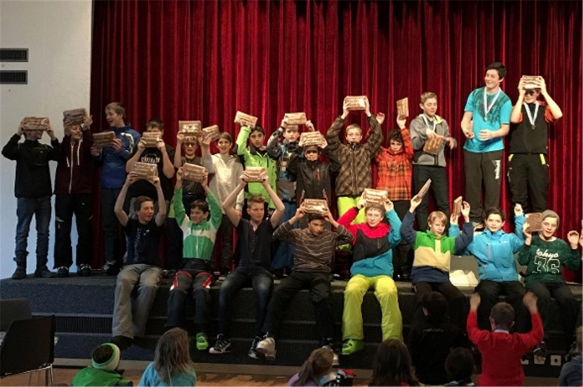 Die Kinder und Jugendlichen nach der Rangverkündigung im Gemeindesaal.