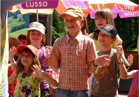 Die Kinder verfolgen das Treiben von Clown Wendolina.