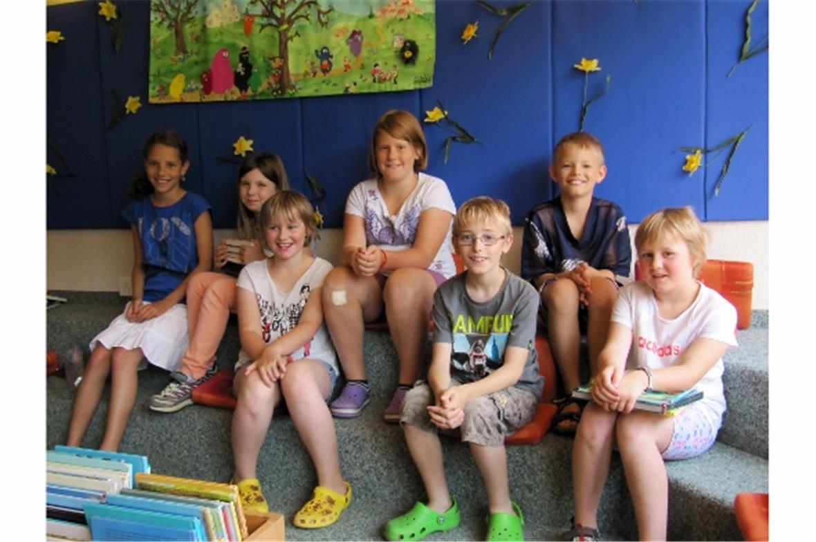 Die Kinder waren stolz, ihr «eignes Buch» für die Ausleihe parat gemacht zu haben.