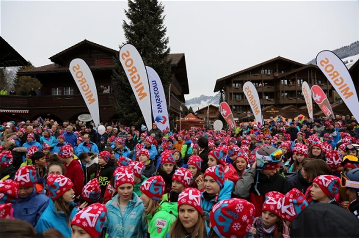 Die Kinder warten auf dem Kronenplatz gespannt auf die Eröffnungsreden – oder do...