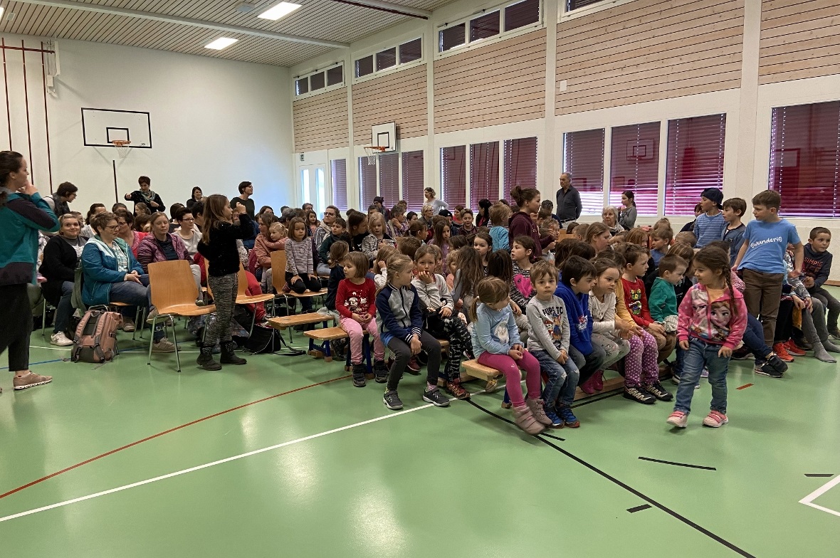 Die Kinder warten gespannt auf den Start des Kasperlitheaters.