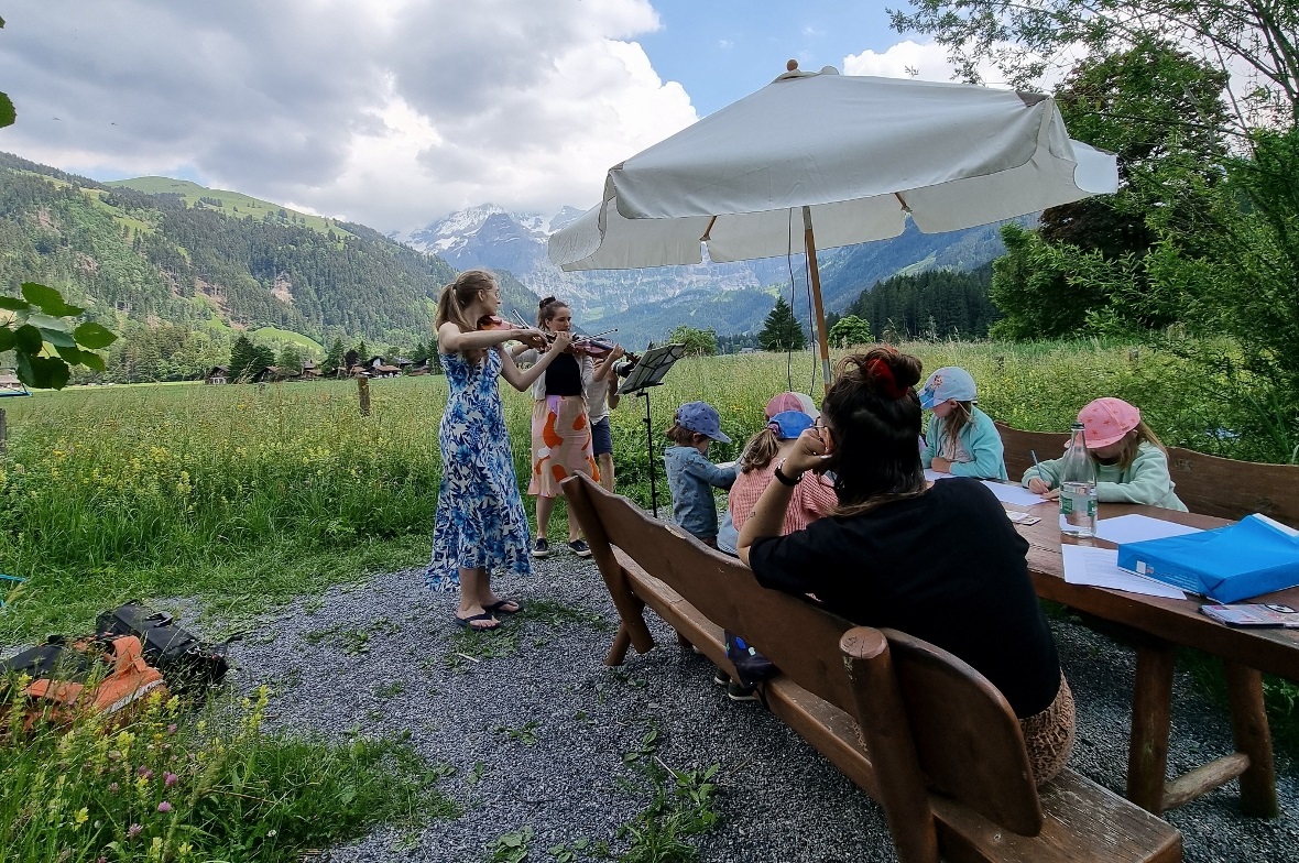 Die Kinder zeichneten konzentriert zum Geigenspiel.
