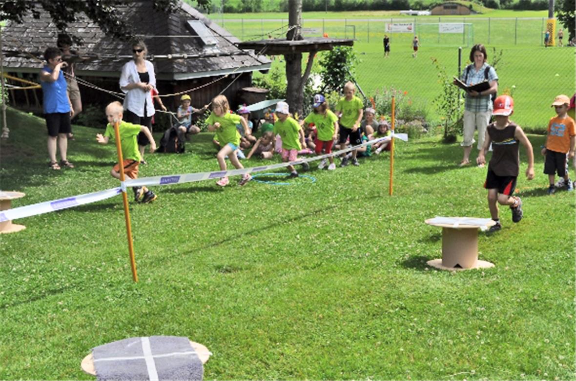 Die Kindergarten-Schüler mit vollem Einsatz