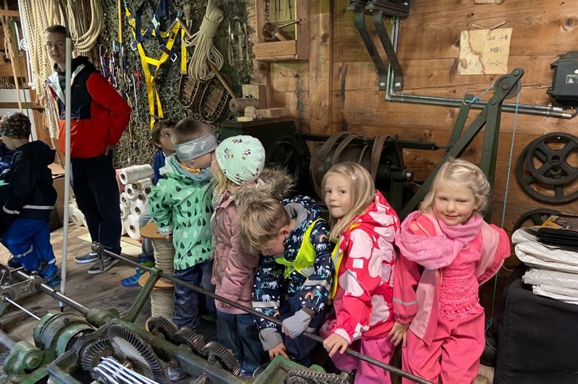 Die Kindergartenkinder bestaunen die Maschinen in der Seilerei.