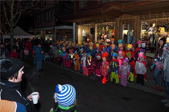 Die Kindergartenkinder kamen mit selbst gebastelten Laternen und sangen «Zündt es paar Liechtli a…».