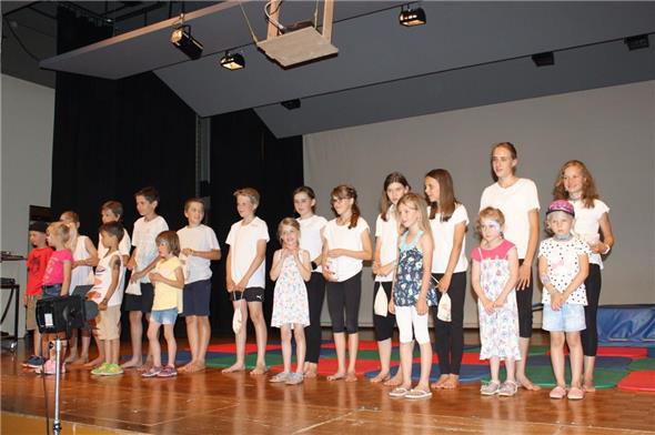 Die Kindergartenkinder verabschiedeten die Sechstklässler, die nach den Sommerferien an der Oberstufe in Zweisimmen starten werden.