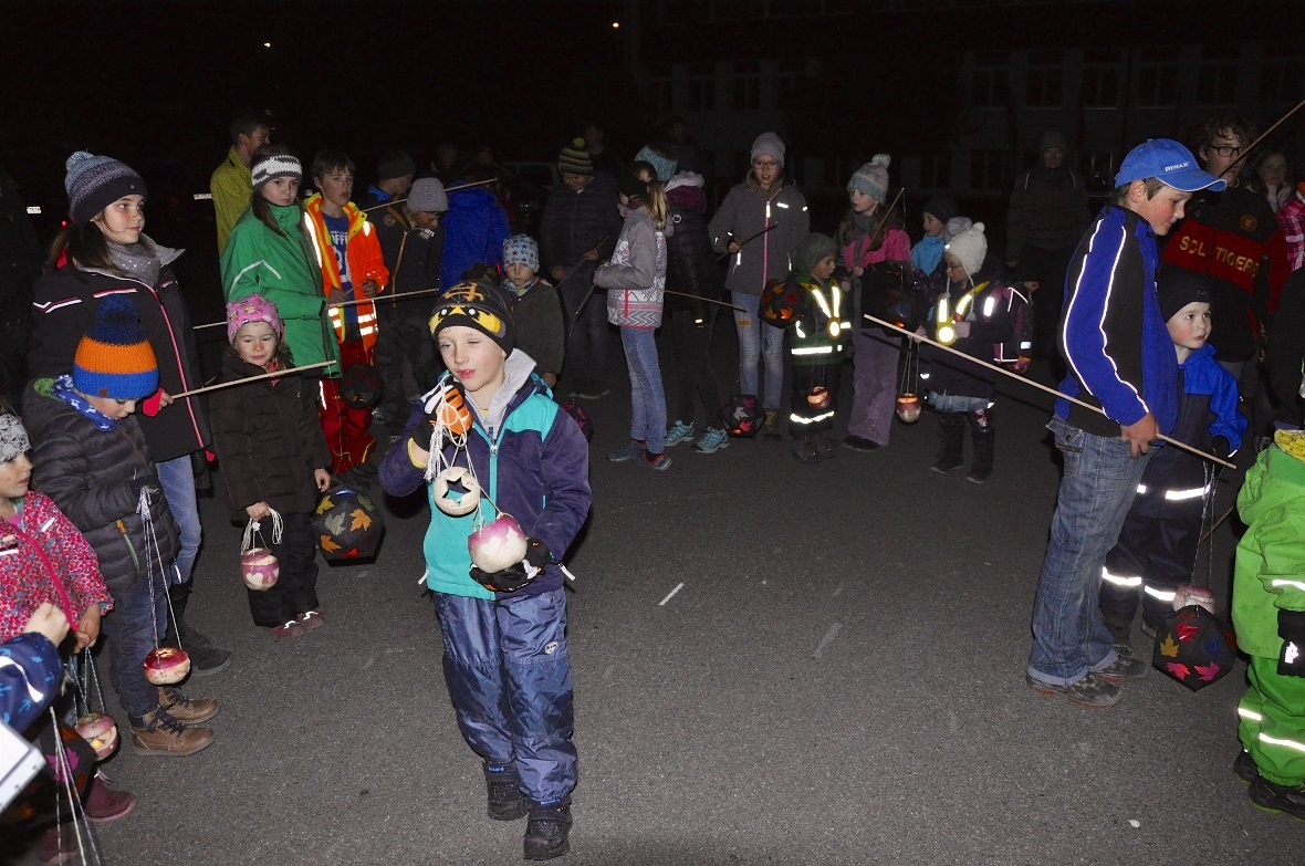 Die Kindergartenkinder warten mit ihren Gottis und Göttis, dass der Räbeliechtli...